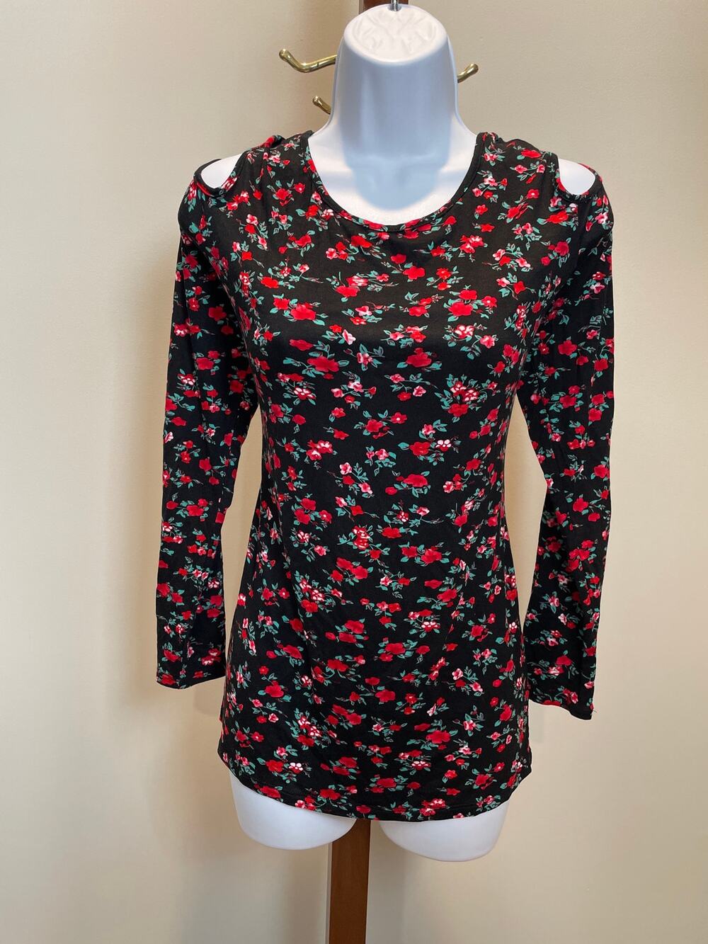 Popular 21 Cold Shoulder Jersey Knit Red Floral Top Black Size XL NWT